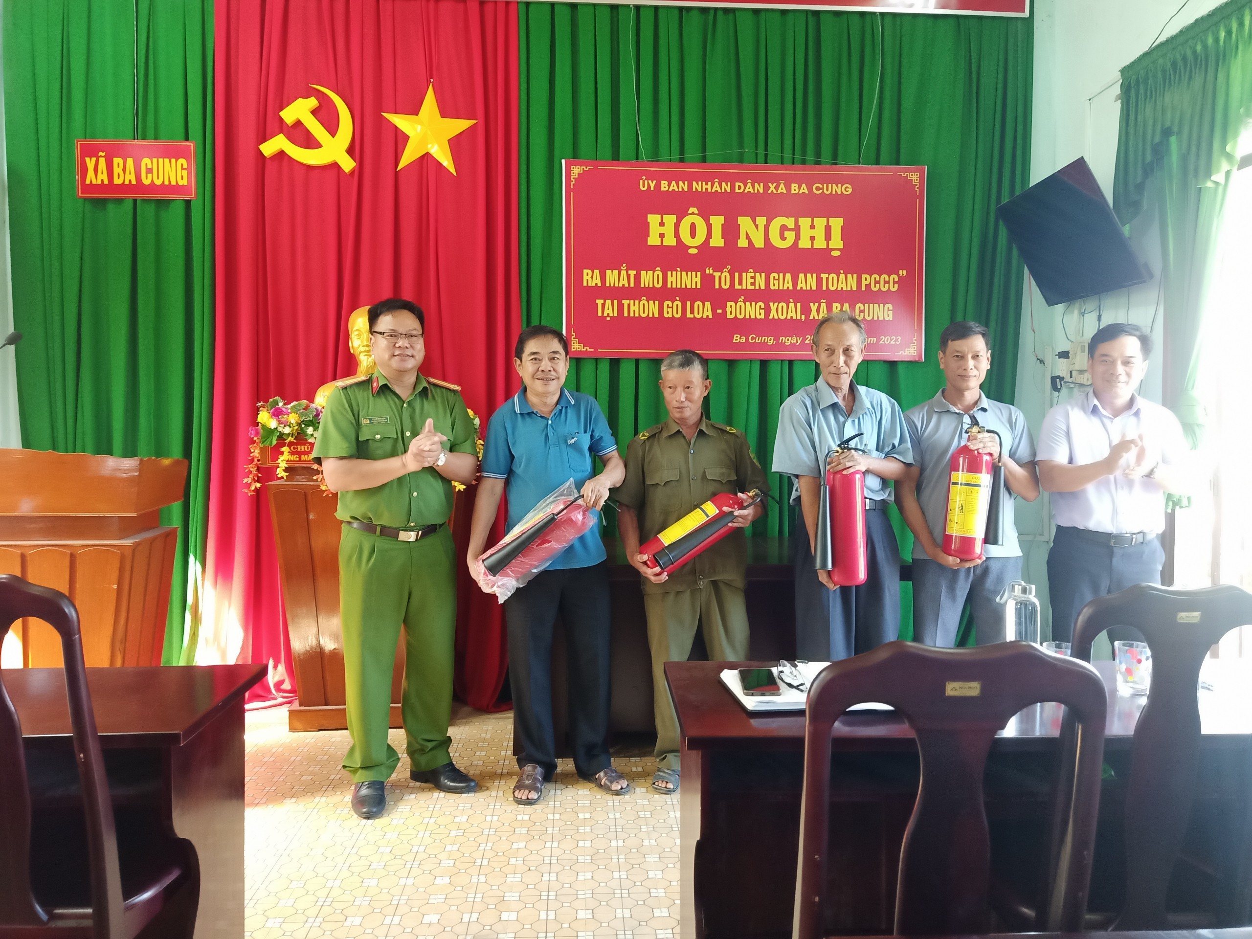 UBND xã Ba Cung tổ chức ra mắt mô hình Tổ liên gia an toàn phòng cháy chữa cháy tại thôn Gò Loa - Đồng Xoài.