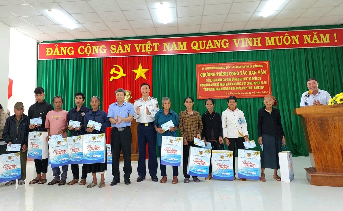 Ban dân vận Tỉnh ủy Quảng Ngãi và Bộ tư lệnh vùng cảnh sát biển 2 tặng quà cho nhân dân Ba Cung đón tết Giáp Thìn 2024